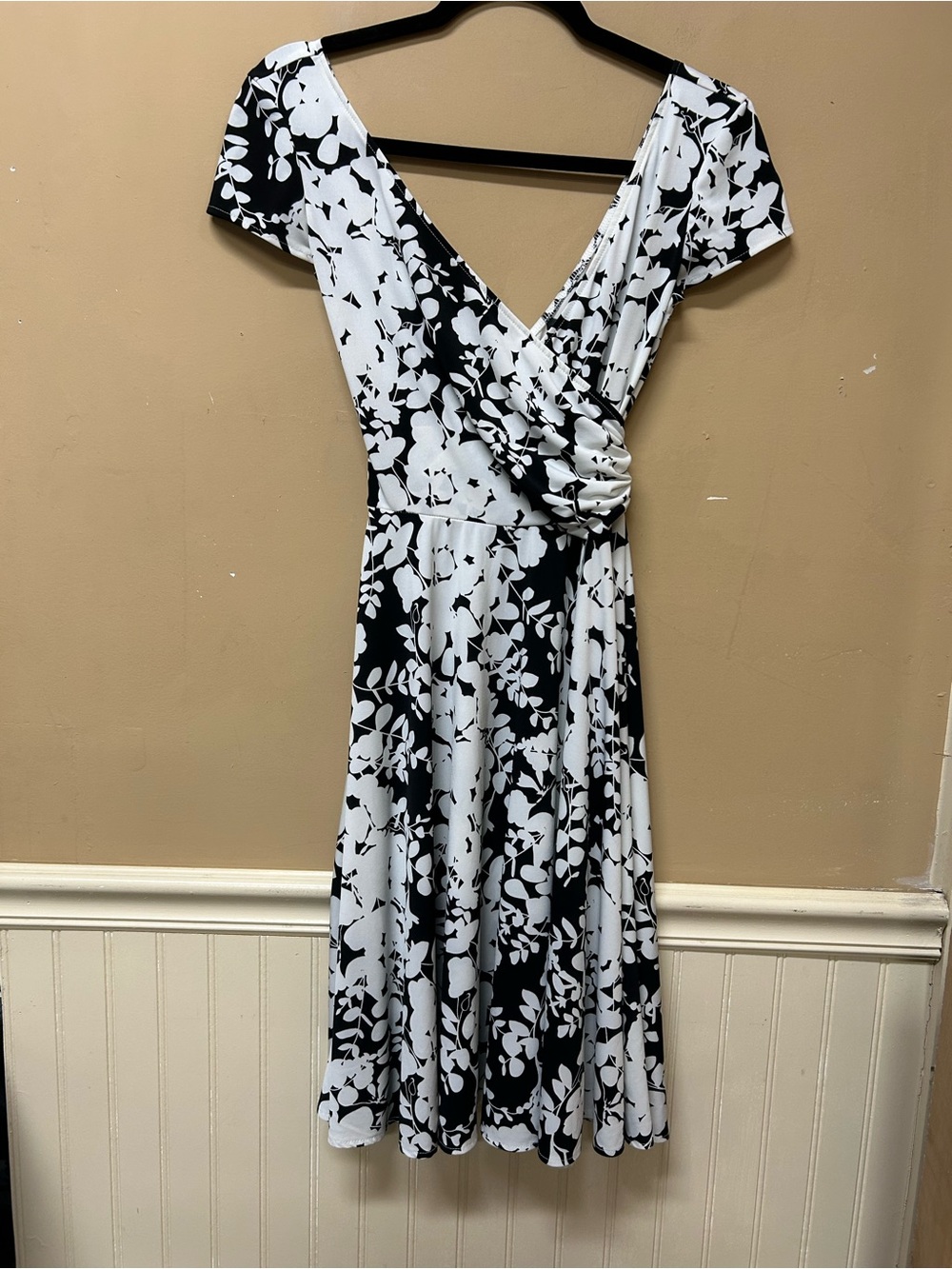 Maggy London Faux Wrap Dress Black White Floral Size 2